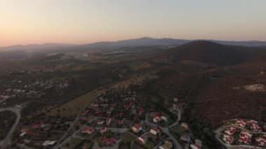 Evler, yeşil peyzaj dağlar ve ovalar Yunanistan ile hava sahne