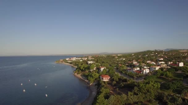 Escena de ciudad costera con mar azul. Vista aérea de la playa de Trikorfo, Grecia — Vídeos de Stock
