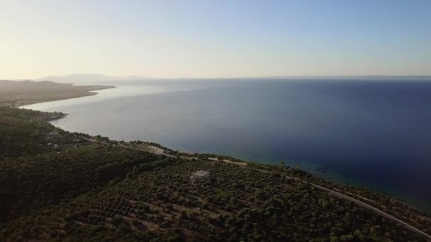 Vliegende van groene kust tot blauwe zee, Griekenland — Stockvideo