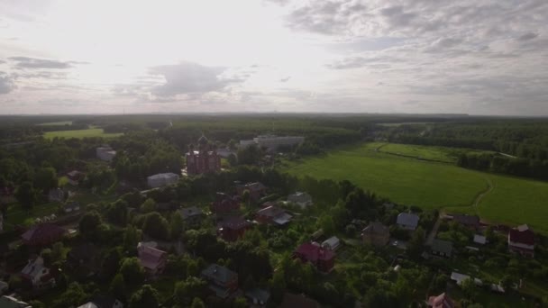 Scena aerea del villaggio con Cattedrale dell'Ascensione a Lukino, Russia — Video Stock
