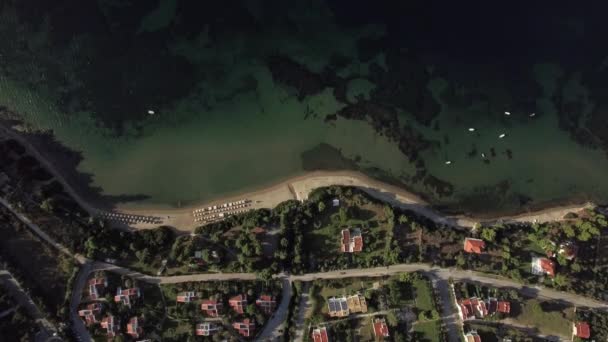 Vista aerea della città turistica sulla costa del mare, Grecia — Video Stock