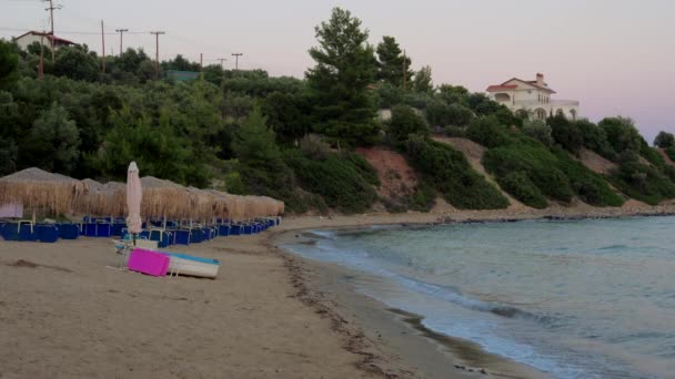 Порожній пляж і будинок на пагорбі на світанку — стокове відео