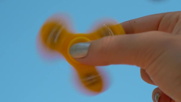 Jouer avec violon jaune fileuse sur fond de ciel 