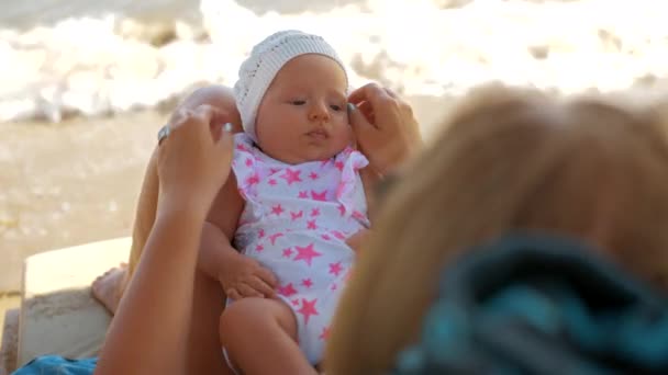 海の近くにママとサンベッドの赤ちゃん — ストック動画