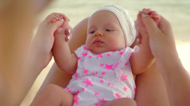Anne ve bebek sahilde rahatlatıcı — Stok video