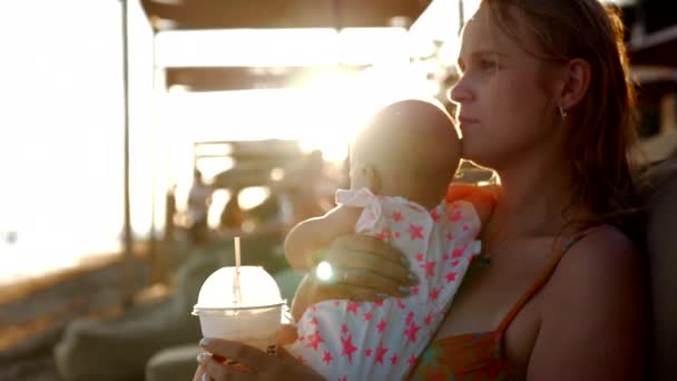 Madre con el bebé en vacaciones de verano en la playa — Vídeo de stock