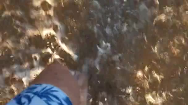 Uomo scalzo che corre sulla spiaggia, mare che lava i piedi — Video Stock