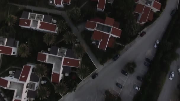 Vista aérea del complejo con cabañas en la orilla del mar. Playa de Trikorfo, Grecia — Vídeos de Stock