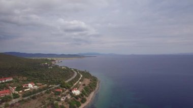 Deniz, sahil yeşil tepeler ve evleri ile hava sahne. Trikorfo Beach, Yunanistan