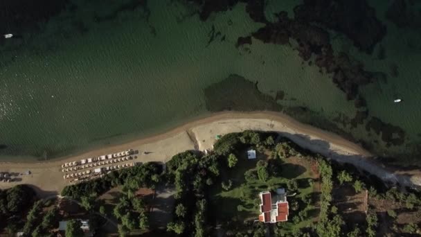 Fliegen über Seeküste Resort. Sonnenliegen am Strand und Villa direkt am Meer — Stockvideo