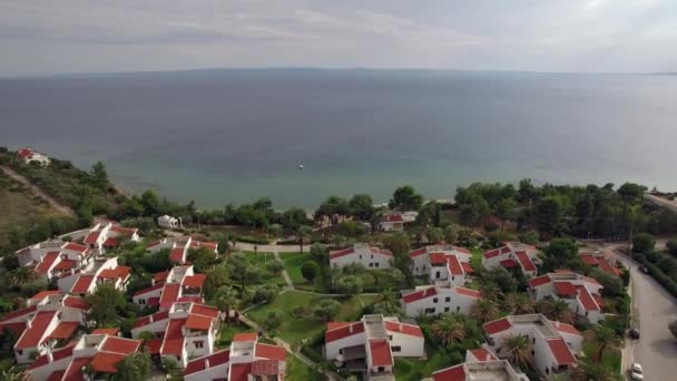 Skidområde med stugor vid kusten av stora blå havet, antenn — Stockvideo