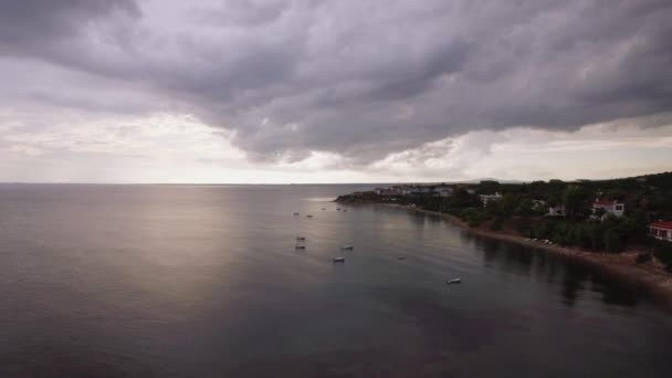 沿岸のリゾート、海、空、空中に灰色の雲。ビーチ パラソル、ギリシャ — ストック動画