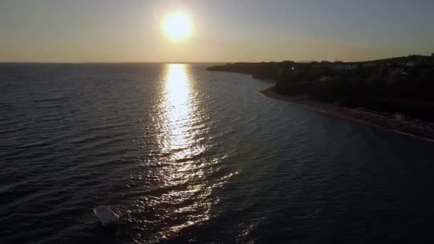 Αεροφωτογραφία του ακτογραμμή και τη θάλασσα με τις βάρκες στο ηλιοβασίλεμα — Αρχείο Βίντεο