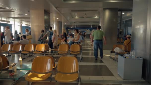Ουρά ανθρώπων που περιμένουν για επιβίβασης στο αεροδρόμιο. Θεσσαλονίκη, Ελλάδα — Αρχείο Βίντεο