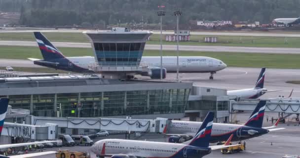莫斯科谢列梅捷沃机场的飞机交通和登机 Timelapse — 图库视频影像