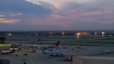 Uçak Terminal D Sheremetyevo Havaalanı, akşam görünümü. Moscow, Rusya Federasyonu