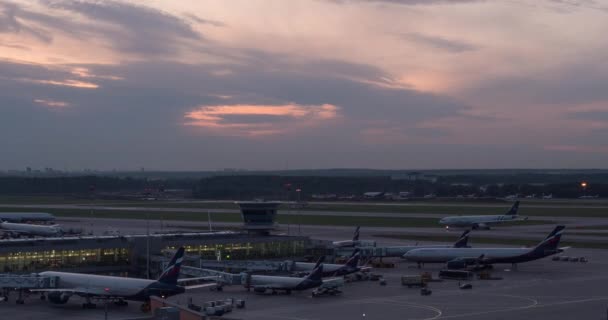 Zeitraffer des Flughafens Scheremetjewo am späten Abend. Moskau, Russland — Stockvideo