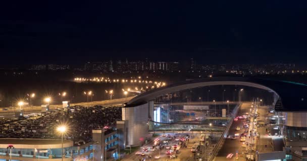 Timelapse de tráfico de coches ocupados en la ciudad iluminada por la noche — Vídeo de stock