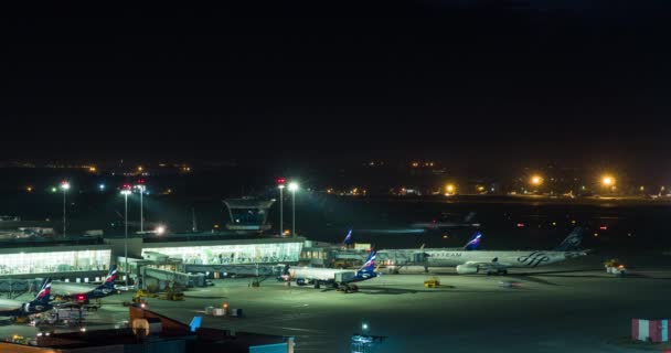 Zeitraffer Nachtaufnahme vom geschäftigen Flughafen Scheremetjewo. Moskau, Russland — Stockvideo