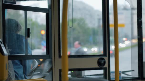 Řidič autobusu ženy při práci