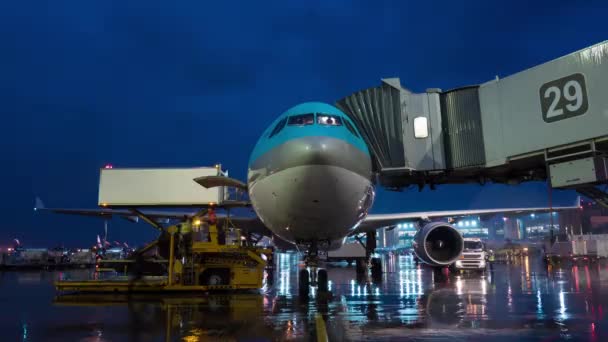 Timelapse de desembarque y mantenimiento llegó avión por la noche — Vídeos de Stock