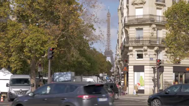 Paris gata med utsikt över Eiffeltornet, Frankrike — Stockvideo