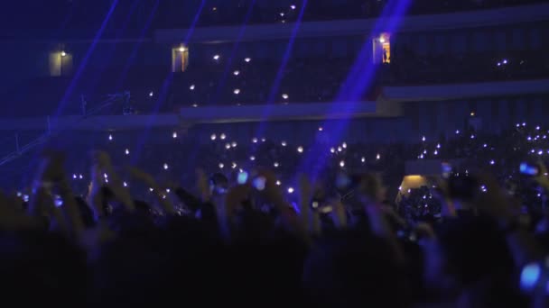 Fans bailando y disparando cantantes favoritos con teléfonos celulares — Vídeo de stock