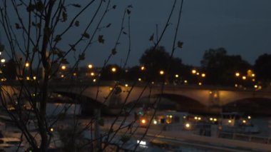 Gece Paris görüntüleyin. Araba Köprüsü ve yelken turistik deniz otobüsü ile Seine