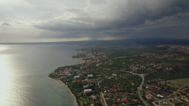 Voando sobre a cidade na costa. Vista com céu nublado, Grécia — Vídeo de Stock