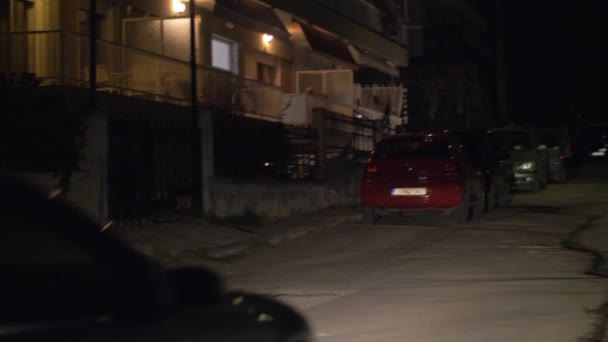 Samochodem na ulicy miasta w nocy małe, Grecja — Wideo stockowe