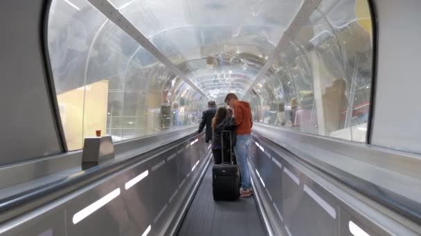 People on moving sidewalk at the airport, Paris — Stock Video