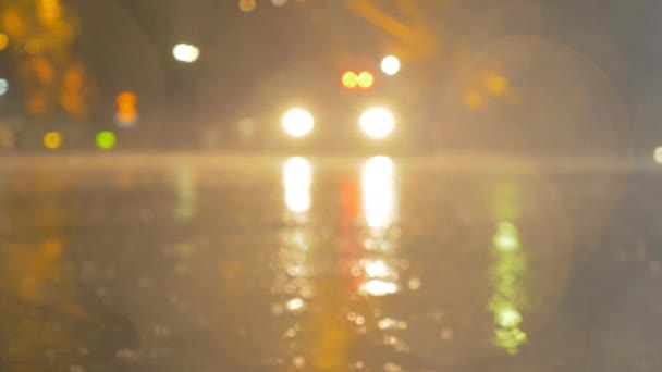 Tráfego de carro na cidade noturna e chuvisco — Vídeo de Stock