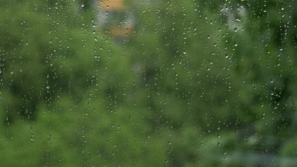 Окно с каплями дождя и видом на жилой дом — стоковое видео