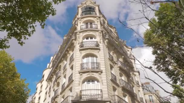 Casa barroca exterior y árboles de otoño en París, Francia — Vídeos de Stock