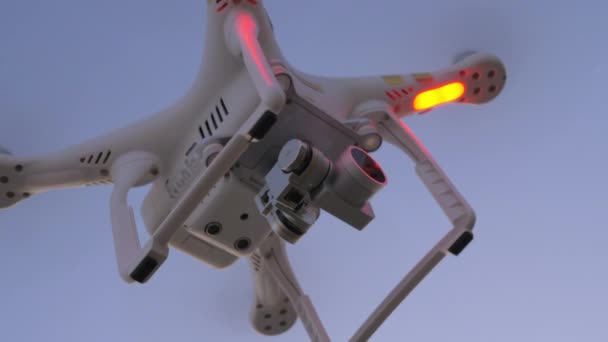 Flying drone with blinking lights in evening sky — Stock Video