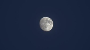 Ayın karanlık gece gökyüzünde
