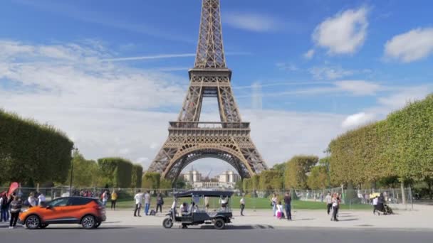 Посетители Парижа смотрят на Эйфелеву башню, Франция — стоковое видео
