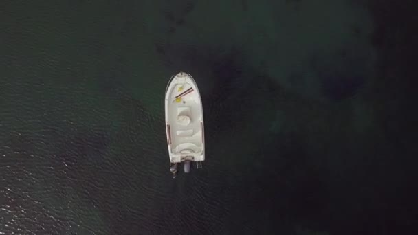 Пролетая над одинокой моторной лодкой в огромном синем море — стоковое видео