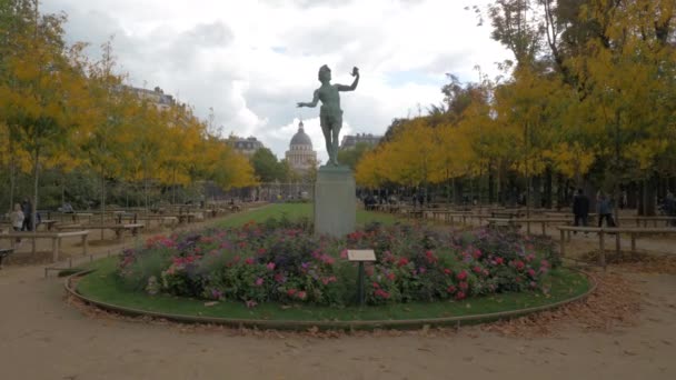 Ο Έλληνας ηθοποιός άγαλμα στον κήπο του Λουξεμβούργου, Παρίσι — Αρχείο Βίντεο