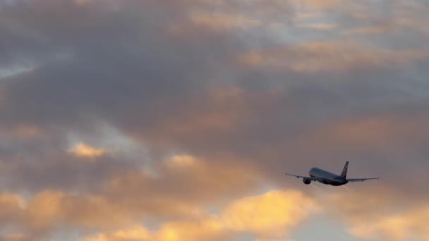 Vol en avion dans un ciel nuageux en soirée