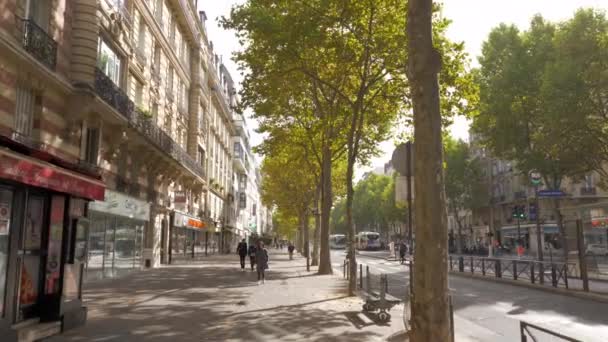 Caminhando na rua de Paris no dia ensolarado do outono — Vídeo de Stock