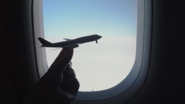 Woman with plane model against illuminator — Stock Video