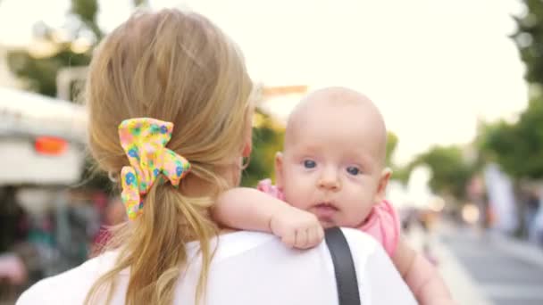 Anne bebek taşıma ve şehir sokak yürüyüş — Stok video