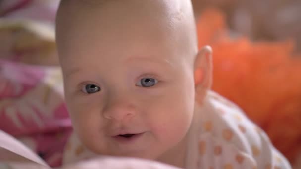 Портрет девочки с большими голубыми улыбающимися глазами — стоковое видео