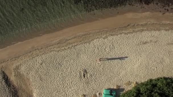 Luftaufnahme von Mann, der Drohne fängt, wenn das Schießen vorbei ist — Stockvideo