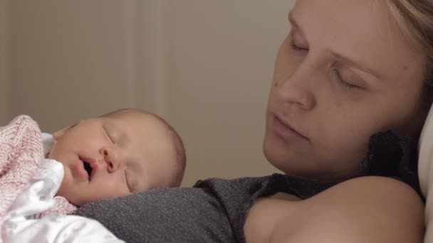 Mutter schläft mit Baby zusammen — Stockvideo