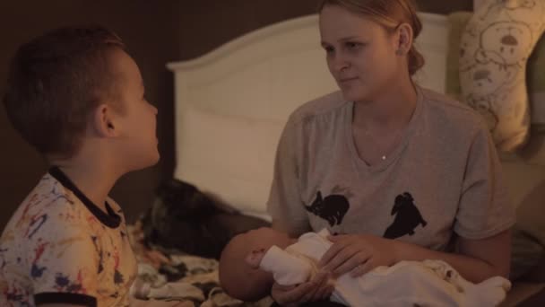 Мати з дітьми перед сном — стокове відео