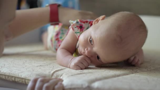 Mãe acariciando bebê de volta — Vídeo de Stock