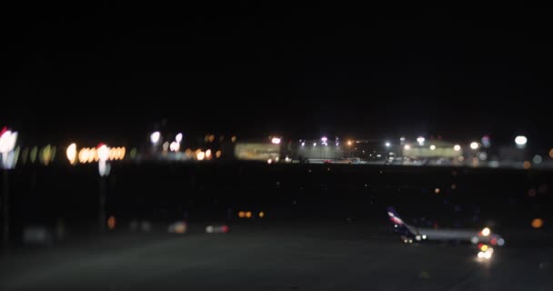 Хронология движения транспорта в аэропорту ночью — стоковое видео