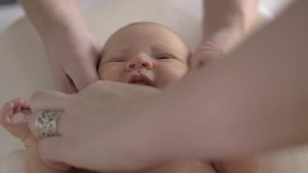 Новорожденный плачет во время купания — стоковое видео